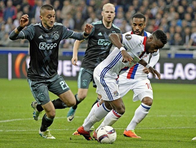 全落在球场 全落在球场